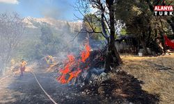 Kumluca'da odunlukta başlayan yangın boş evin bahçesine sıçradı