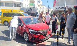 Kırmızı ışık ihlali yapan otomobil kamyonetle çarpıştı