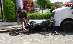 Tur midibüsüyle çarpışan motosiklettekiler yola savruldu