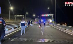 Alanya'da motosiklet bariyerlere çarptı, sürücü hayatını kaybetti