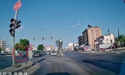 Otomobile çarpan motosiklet sürücüsü havada takla atıp yere savruldu