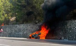 Alanya’dan tatilden dönen ailenin otomobili alev alev yandı
