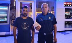 ATM'de bulduğu parayı zabıtaya teslim etti
