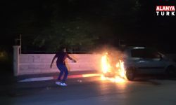 Park halindeki araç alev alev yandı, vatandaşlar su şişesi ile söndürmeye çalıştı