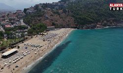 Alanya’da turistler denize koştu