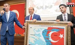 MEHMET ÖZ'DEN ERSİN TATAR'A ANLAMLI HEDİYE: "DENİZLERDEKİ MİSAK-I MİLLİMİZ" HARİTASI