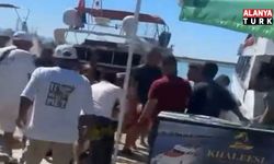 Tur teknesi çalışanlarının birbirine girdiği kavga anı görüntülendi