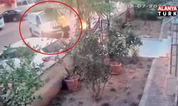 Tartıştığı kişinin üzerine aracı sürüp kapıya sıkıştırdı: O anlar kameraya yansıdı