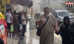 Antalya'da aniden bastıran yağmur, tatilcilere temmuz ayında şemsiye açtırdı