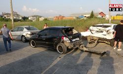 Manavgat'ta 4 araçlı zincirleme kaza: 6'sı turist 7 yaralı