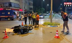 Alanya'da hafif ticari araçla çarpışan motosikletli genç yaralandı