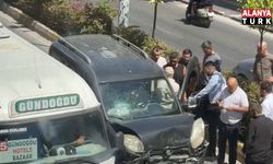 Yayaya yol veren minibüse arkadan araç çarptı, kaza anı kamerada