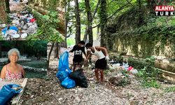 Gördükleri manzaraya duyarsız kalmayıp, eldiven ve maskeyle temizlik yaptılar