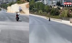 Alanya'da motosikletlinin tehlikeli hareketleri kamerada
