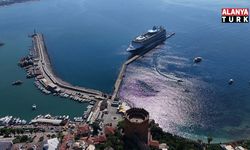 Lüks kruvaziyer bin 807 turist ile Alanya iskelesine demir attı