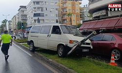 Kayan kamyonetin karşı şeride geçmesini refüjdeki tabela engelledi