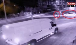 Otomobille çarpışan motosikletlinin yola savrulduğu anlar kamerada