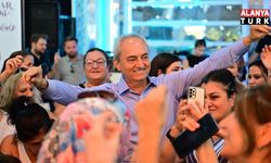 Kocagöz, kadınların matine coşkusuna ortak oldu