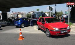 Manavgat'ta iki otomobil çarpıştı: 1 yaralı
