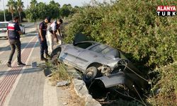 Otomobil yayaya çarpıp şarampole devrildi