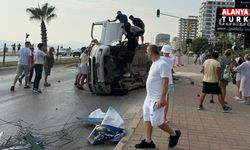 Alanya’da hafif ticari araç refüje çarparak devrildi: 2 yaralı