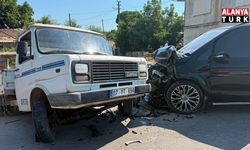 Serik'te VIP minibüs ile kamyonet çarpıştı: 1 yaralı