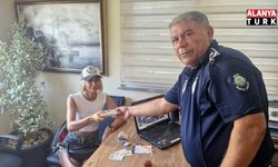 Serik'te zabıta ekipleri buldukları kayıp çantayı sahibine teslim etti