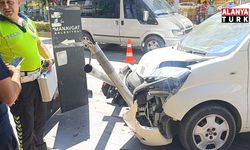 Ticari taksiyle çarpışan hafif ticarinin iş yerine girmesini trafik lambaları önledi