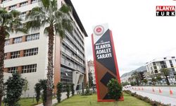 Alanya’da parkta yakalandılar! Üzerlerinden uyuşturucu çıktı
