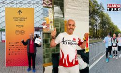77 yaşındaki Demir Adam Ali Bıdı, Moskova Maratonu'nda Türkiye'yi temsil etti