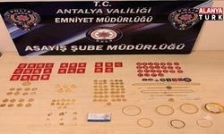 Antalya'da kendisini komiser olarak tanıtıp 3 milyon TL'lik ziynet eşyası dolandırdılar