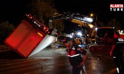 Antalya'da tır devrildi: Durakta bekleyen 2 kişi hayatını kaybetti