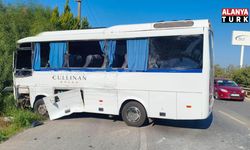 Antalya'da tur otobüsü ile servis minibüsü çarpıştı: 6 yaralı