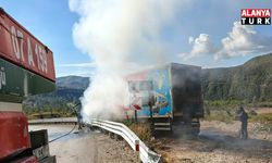 Bariyerlere çarpan kamyon alev alev yandı, sürücü yaralı kurtuldu