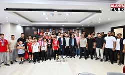 Başkan Uysal, Muratpaşa Belediyespor güreşçileriyle bir araya geldi