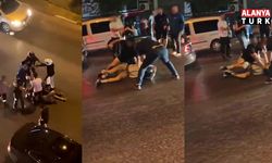 Cadde ortasında genç motosikletliyi döverek hastanelik ettiler