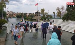 Cumhuriyet Meydanı’nda şemsiyeler açıldı, turistler yağmura rağmen gezilerini sürdürdü