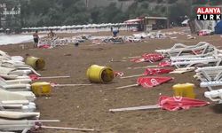 Alanya'da şiddetli rüzgar sahili savaş alanına çevirdi: Şezlonglar metrelerce sürüklendi