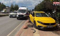 Serik'te taksi ile hafif ticari araç çarpıştı, mahalleli kavşağa önlem alınmasını istedi