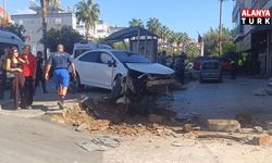 Alanya’da otomobil dehşeti: 3 yaralı, 1’inin hayati tehlikesi var