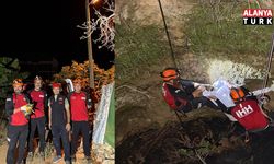 Alanya’da 4 gündür 10 metre derinlikte mahsur kalan kedi kurtarıldı