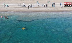 Kemer'de deniz ve sahilde aynı anda temizlik