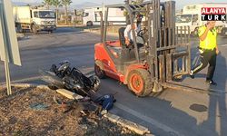 Kırmızı ışık ihlali yapan ticari taksiyle motosiklet çapıştı: 1 yaralı