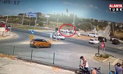 Kırmızı ışıkta geçen araca motosikletin çarpma anı kamerada: 2 yaralı