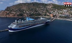 Lüks kruvaziyer bin 765 turist ile Alanya iskelesine demir attı