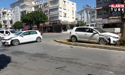 Manavgat'ta otomobiller çarpıştı: 2 yaralı