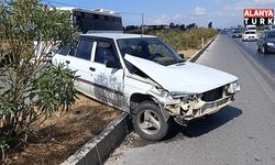 Manavgat'ta kaza yapan araç refüjde asılı kaldı