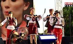 Muratpaşa'da farklı kültürler aynı meydanda buluşuyor