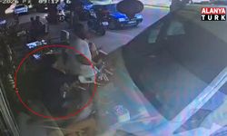 Minibüs kontrolden çıkıp kafeye daldı ölümden saniyelerle yaralı kurtuldu