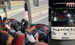 Yolcu otobüsü şoförünün seyir halindeyken müzik keyfi yolcu kamerasında